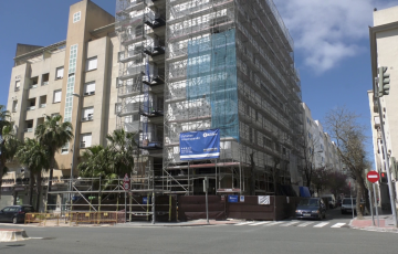 Obras en la fachada de un edificio de la capital gaditana