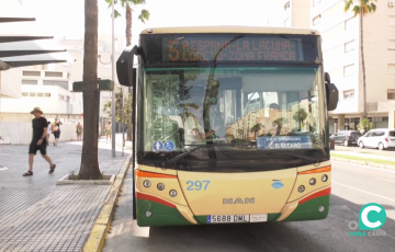 Vehículo en una parada en la avenida de Las Cortes