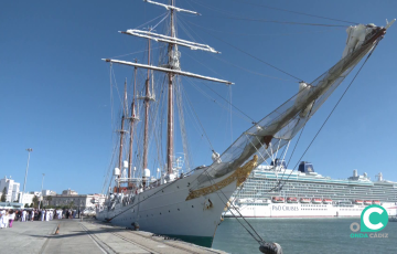 El navio este lunes atracado en el muelle de Cádiz