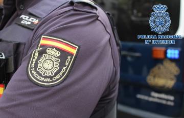 Un agente de la Policía Nacional