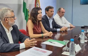 La consejera de Empleo, Empresa y Trabajo Autónomo, Rocío Blanco, preside la firma del nuevo convenio del metal de la provincia de Cádiz junto a representantes de la patronal Femca y del sindicado UGT FICA.