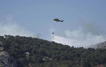 Medios terrestres y aéreos operan en el incendio declarado en el paraje Sierra de la Plata, cercano a la playa de Bolonia.