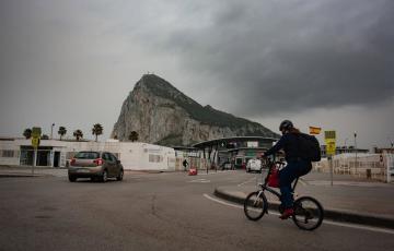  Tránsito de coches y personas en la Verja