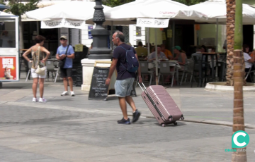 Turista con su equipaje por el centro de la ciudad