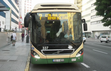 Un autobus de linea 7 en una de las paradas de la avenida