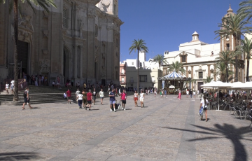 Personas transitando por la plaza de la Catedral en la capital gaditana