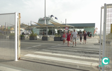 Los pasajeros de los trasatlánticos saliendo del muelle de la ciudad