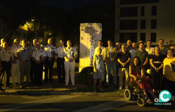 Autoridades y ciudadanos en el monumento conmemorativo de la catástrofe durante el homenaje