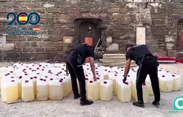 Agentes con el combustible incautado 