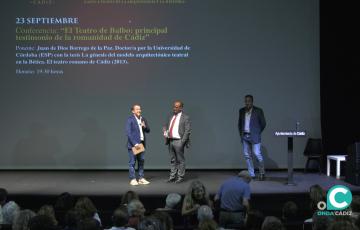 Imagen de la conferencia ofrecida por Juan de Dios Borrego, uno de los máximos conocedores del Teatro Romano de Cádiz.