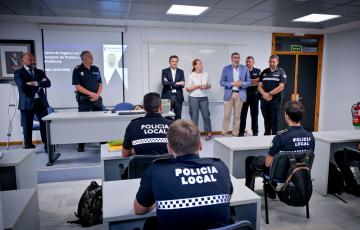 Un momento de la recepción este lunes a los nuevos miembros de las fuerzas de orden local