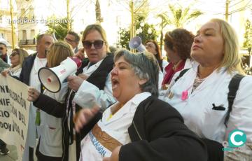 Concentración de trabajadoras de ayuda a domicilio en Cádiz. 