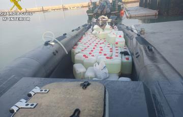 Petacas de gasolina incautadas por la Guardia Civil de Cádiz en la desembocadura del río Guadalquivir.
