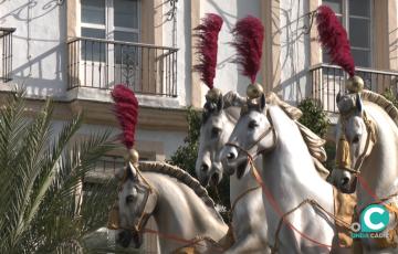 Cuadriga ante el monumento de Moret en San Juan de Dios. 