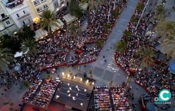 Imagen del espectáculo inaugural "Gades, Cádiz Romana 2025" desde la Plaza San Juan de Dios.