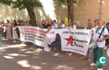 Protesta, este lunes, de las trabajadoras de la limpieza.