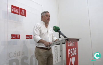 El portavoz del PSOE de Cádiz, Óscar Torres, durante su intervención en la rueda de prensa de este jueves
