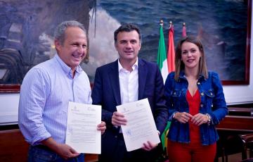 Momento de la firma del Protocolo General de Actuación 2025–2029 impulsado por Ayuntamiento y CCCA.