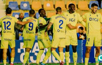Los jugadores cadistas celebrando el primer tanto (Foto: Cádiz CF)