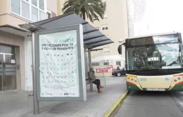 Un autobús urbano se detiene en una de las paradas de Cádiz. 