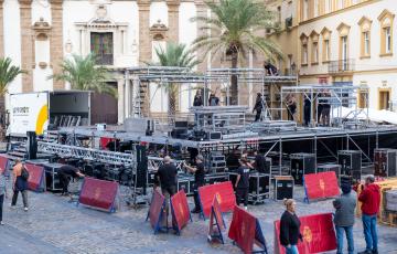 Ya son visibles los preparativos para la cita a partir de las 22.30 horas