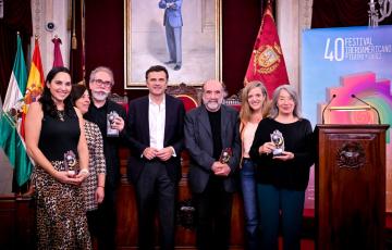 El Salón de Plenos del Ayuntamiento de Cádiz acoge el acto de homenaje del Festival Iberoamericano de Teatro de Cádiz.