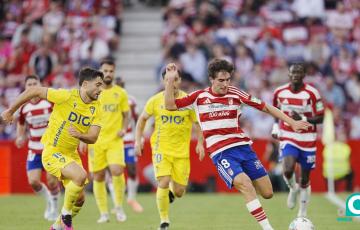 Sergio Ortuño en una disputa con Alemañ (Foto: La Liga)