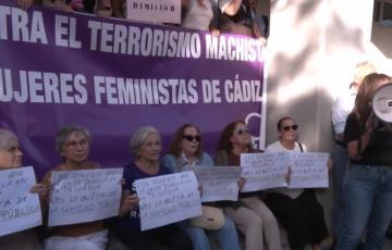 El Colectivo de Mujeres Feministas de Cádiz critica que haya asociaciones que estén "blanqueando" la gestión de la crisis en los cribados de cáncer de mamas .
