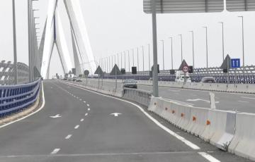Herido un motorista al caer intentando esquivar un turismo en el Puente de la Constitución.