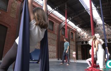 Los más pequeños aprenden en el taller de acrobacias aéreas en los antiguos depósitos de tabaco.  Los más pequeños aprenden en el taller de acrobacias aéreas en los antiguos depósitos de tabaco.