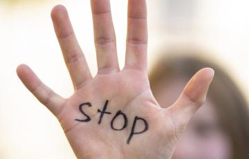 Una joven manifestando Stop al bullying