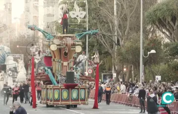 Una de las carrozas que participó en la Gran Cabalgata del Carnaval de Cádiz 2025.