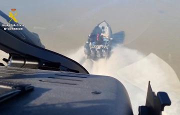 Imagen captada de la persecución por mar desde el helicoptero de la Benemérita  Imagen captada de la persecución por mar desde el helicoptero de la Benemérita