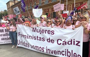 El colectivo de Mujeres Feministas de Cádiz, en la concentración realizada este domingo ante San Telmo.  El colectivo de Mujeres Feministas de Cádiz, en la concentración realizada este domingo ante San Telmo.