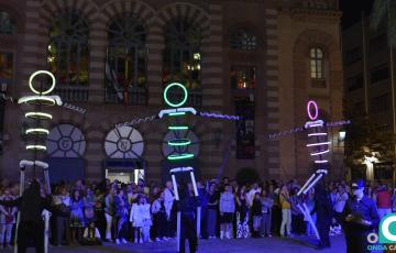 'Elipsión', de la compañía gaditana El Carromato, por las calles de la ciudad.  'Elipsión', de la compañía gaditana El Carromato, por las calles de la ciudad.