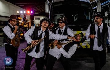  'Swing and Show', pasacalles musical de TEATRAPO PRODUCCIONES.