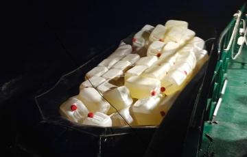 Embarcación incautada en Puerto Real con más de 180 garrafas de gasolina.