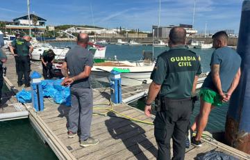 Una de las dos incautaciones de hachís abortadas este domingo en la zona de Barbate.