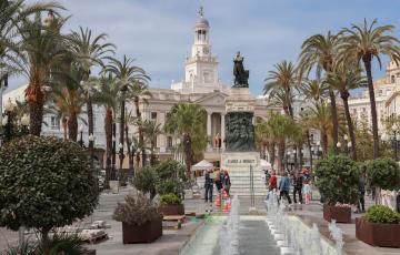 Plaza San Juan de Dios con el Ayuntamiento de Cádiz al fondo.