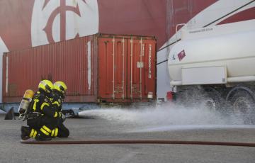 El Puerto de Cádiz realiza un simulacro de incendio en uno de los buques de Transmediterránea.