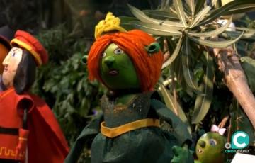 Puesto de mercado decorado por los Tosantos.