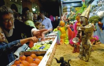 Puesto de mercado decorado por los Tosantos.