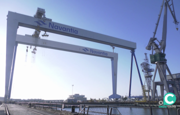 Grúas y maquinaria en una de las instalaciones navales de la Bahía de Cádiz