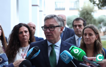 El portavoz parlamentario de Vox durante su intervención ante los medios