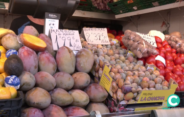 Productos en uno de los puestos del Mercado Central de Cádiz