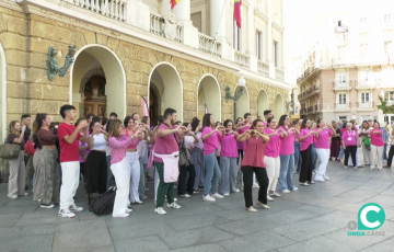 Los alumnos de la Inmaculada cerraron el acto con una coreografía en la plaza de San Juan de Dios