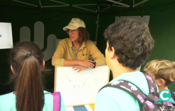 Escolares atienden las explicaciones de una monitora en una de las carpas dispuestas Escolares atienden las explicaciones de una monitora en una de las carpas dispuestas