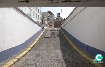 Rampa de acceso al estacionamiento 