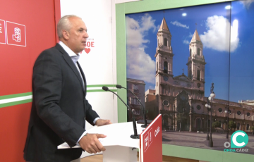 El dirigente socialista durante su intervención ante los medios 