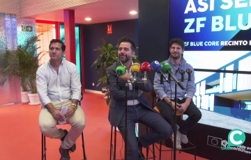 Francisco González, junto con los arquitectos en el acto de presentación ante los medios. 